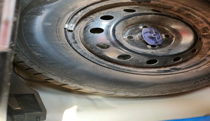 2022 Maruti Swift VXI, Petrol, Manual, 70,397 km, tyre