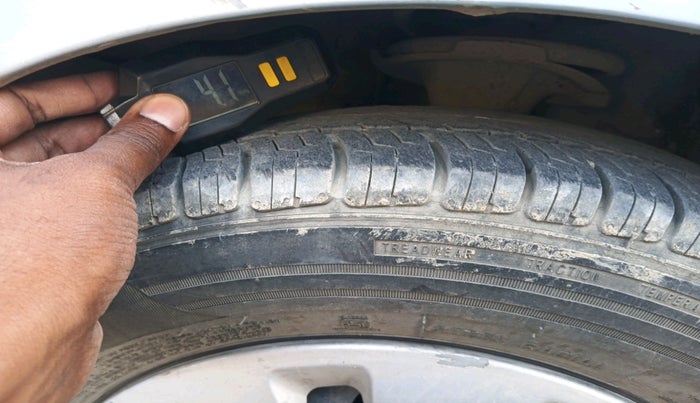 2011 Hyundai i10 MAGNA 1.2, Petrol, Manual, 1,01,326 km, tyre