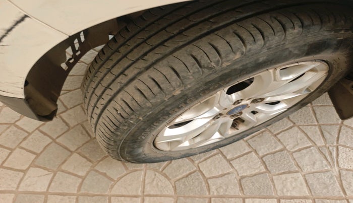 2015 Ford Ecosport TITANIUM 1.5L DIESEL, Diesel, Manual, 1,01,786 km, tyre