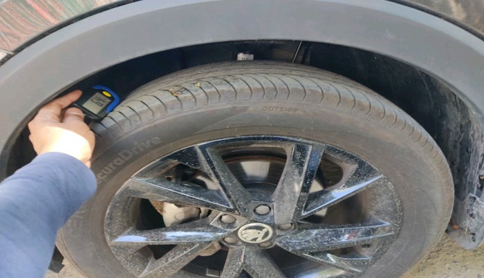 2025 Skoda KUSHAQ AMBITION 1.0L TSI AT, Petrol, Automatic, 1,619 km, tyre