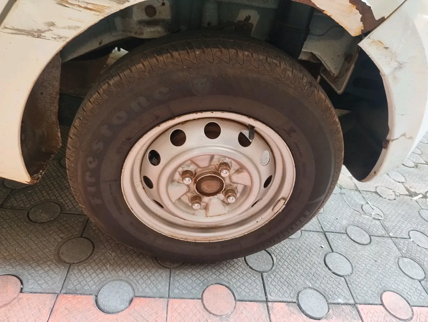 2012 Hyundai Eon ERA +, Petrol, Manual, 1,43,584 km, tyre