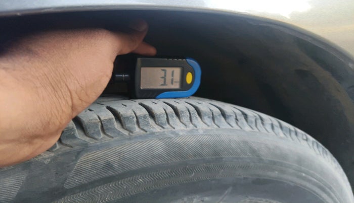 2020 Maruti Swift VXI, CNG, Manual, 54,291 km, tyre