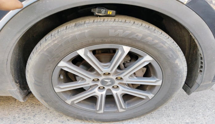 2022 Mahindra XUV700 AX 7 LUXURY D AT 7 STR, Diesel, Automatic, 91,252 km, tyre