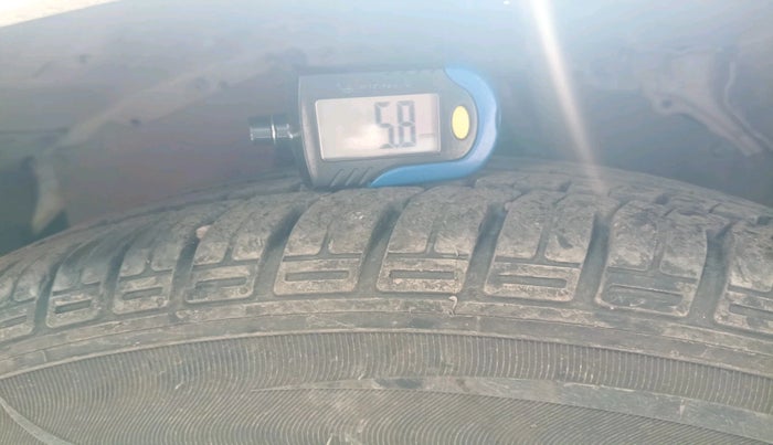 2016 Toyota Innova 2.5 GX 7 STR, Diesel, Manual, 1,36,340 km, tyre