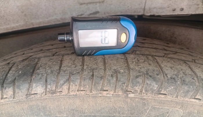 2016 Toyota Innova 2.5 GX 7 STR, Diesel, Manual, 1,36,340 km, tyre