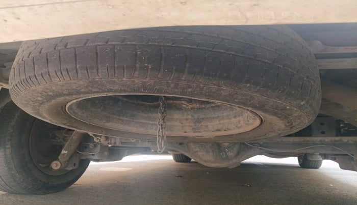 2016 Toyota Innova 2.5 GX 7 STR, Diesel, Manual, 1,36,340 km, tyre