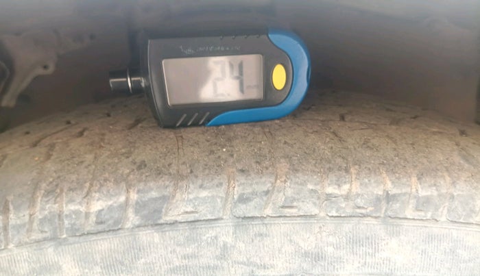 2016 Toyota Innova 2.5 GX 7 STR, Diesel, Manual, 1,36,340 km, tyre