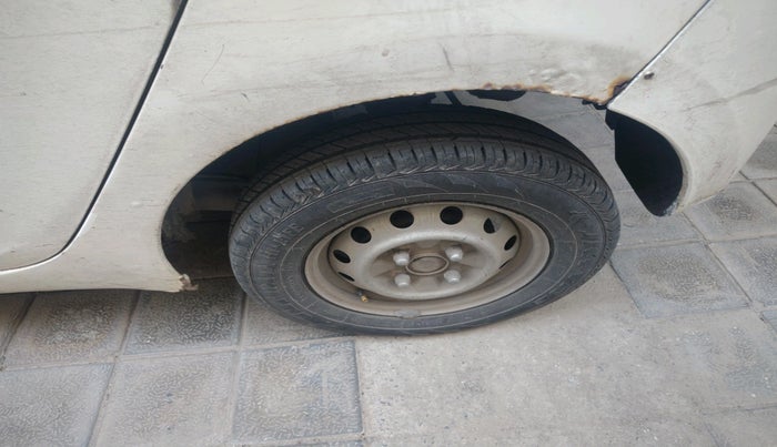 2015 Hyundai Eon ERA +, Petrol, Manual, 1,83,633 km, tyre