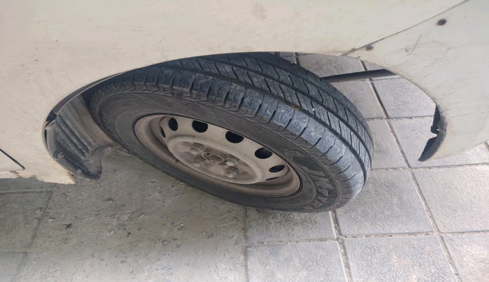 2015 Hyundai Eon ERA +, Petrol, Manual, 1,83,633 km, tyre