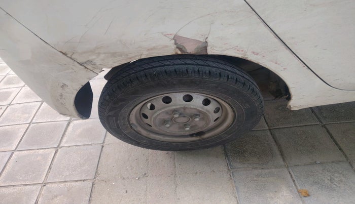 2015 Hyundai Eon ERA +, Petrol, Manual, 1,83,633 km, tyre