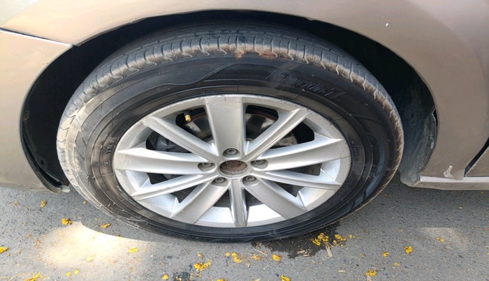 2016 Volkswagen Vento HIGHLINE 1.5 AT, Diesel, Automatic, 1,22,719 km, tyre