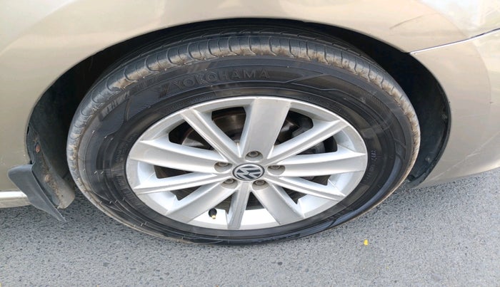 2016 Volkswagen Vento HIGHLINE 1.5 AT, Diesel, Automatic, 1,22,719 km, tyre