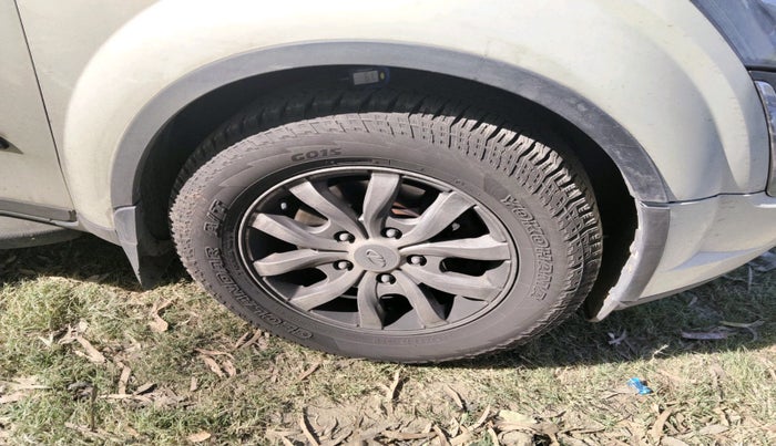 2016 Mahindra XUV500 W10 AWD AT, Diesel, Automatic, 1,33,279 km, tyre