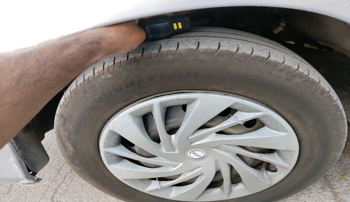 2015 Toyota Innova 2.5 GX 7 STR, Diesel, Manual, 1,40,893 km, tyre