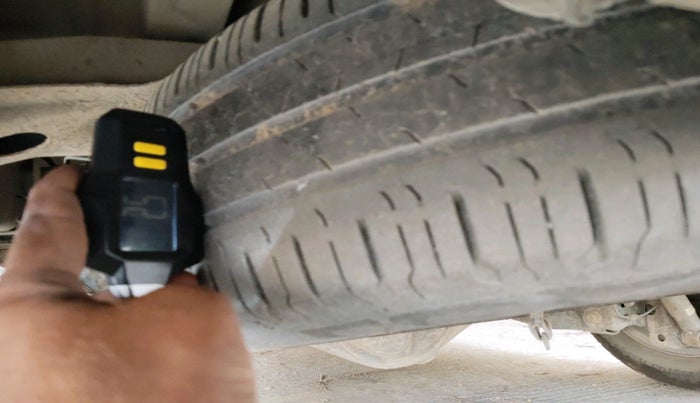 2015 Toyota Innova 2.5 GX 7 STR, Diesel, Manual, 1,40,893 km, tyre