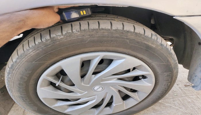 2015 Toyota Innova 2.5 GX 7 STR, Diesel, Manual, 1,40,893 km, tyre