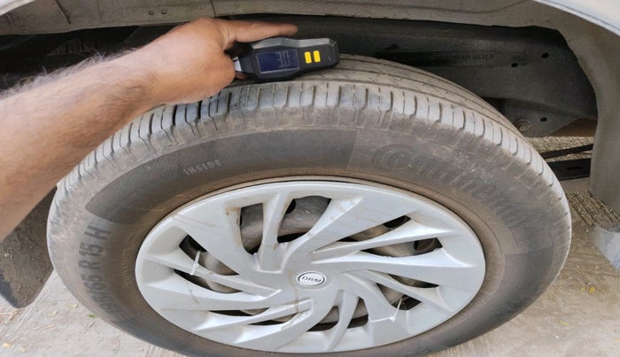 2015 Toyota Innova 2.5 GX 7 STR, Diesel, Manual, 1,40,893 km, tyre