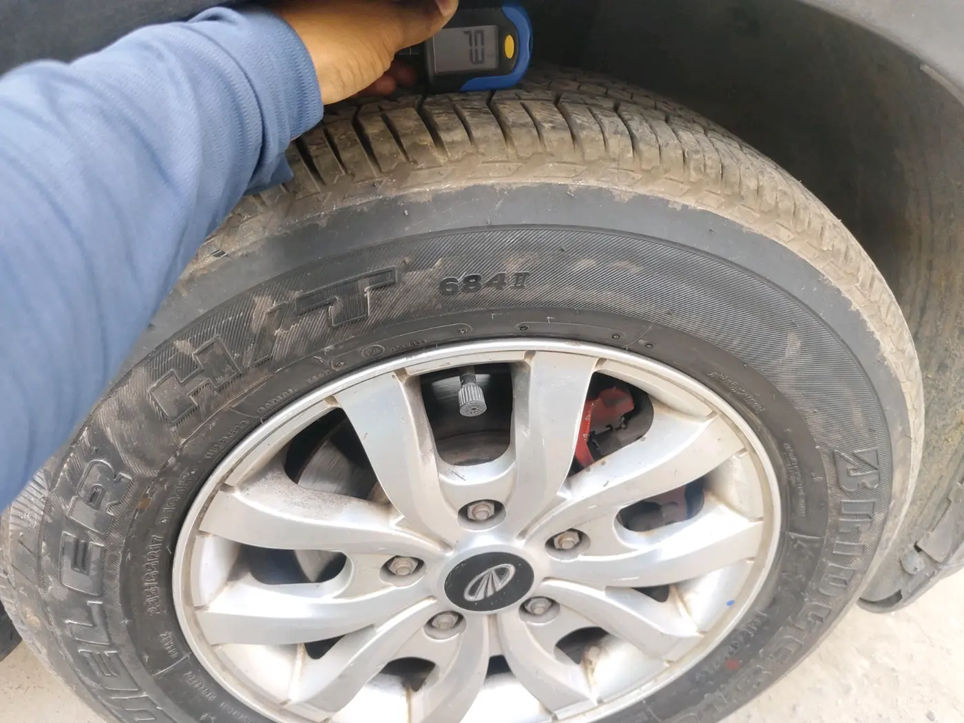 2019 Mahindra XUV500 W7 AT, Diesel, Automatic, 1,29,142 km, tyre