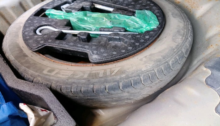 2015 Maruti Ciaz ZXI, Petrol, Manual, 1,23,089 km, tyre