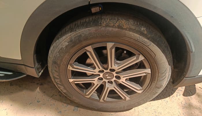 2021 Mahindra XUV700 AX 7 LUXURY P AT 7 STR, Petrol, Automatic, 25,855 km, tyre