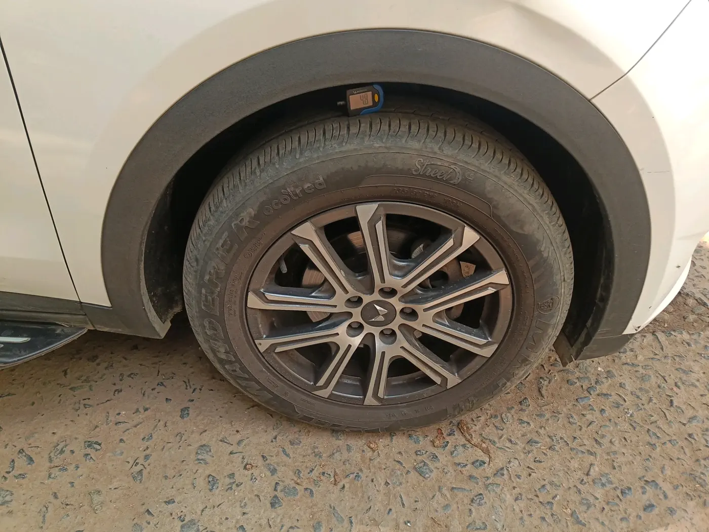 2021 Mahindra XUV700 AX 7 LUXURY P AT 7 STR, Petrol, Automatic, 25,855 km, tyre