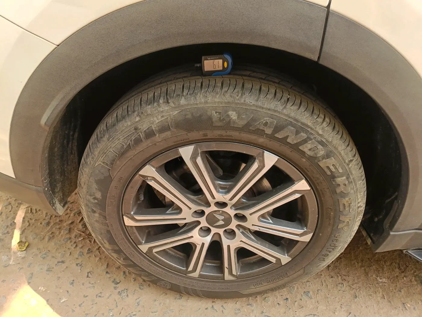 2021 Mahindra XUV700 AX 7 LUXURY P AT 7 STR, Petrol, Automatic, 25,855 km, tyre