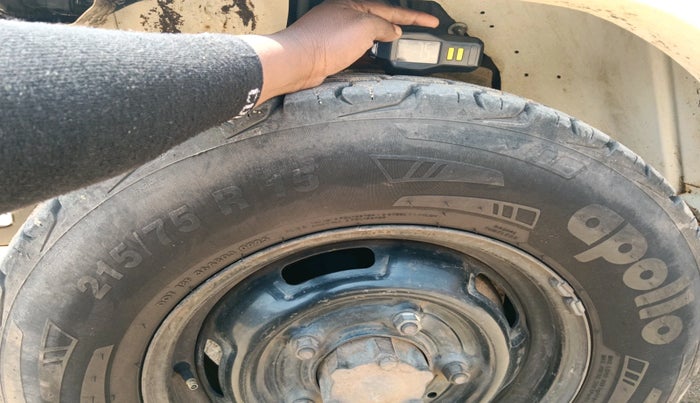 2015 Mahindra Bolero SLX BS-III, Diesel, Manual, 2,15,575 km, tyre