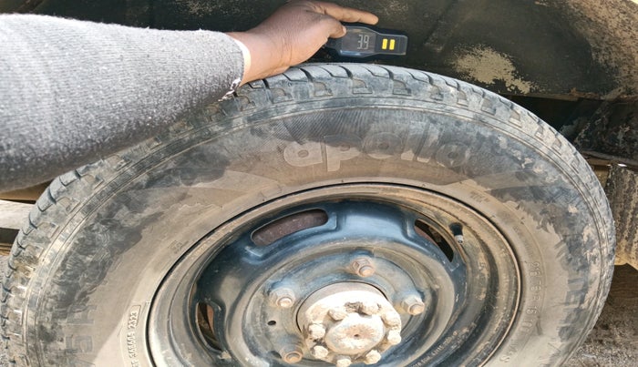 2015 Mahindra Bolero SLX BS-III, Diesel, Manual, 2,15,575 km, tyre