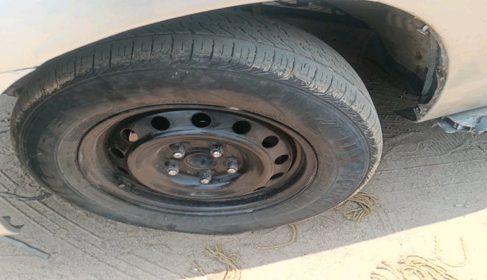 2008 Toyota Innova G4 2.5 8 STR, Diesel, Manual, 2,09,685 km, tyre