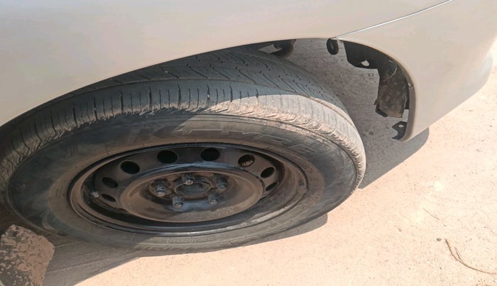 2008 Toyota Innova G4 2.5 8 STR, Diesel, Manual, 2,09,685 km, tyre