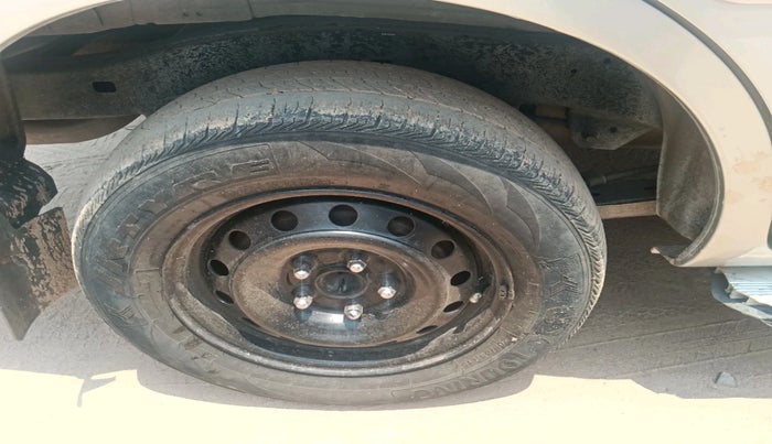 2008 Toyota Innova G4 2.5 8 STR, Diesel, Manual, 2,09,685 km, tyre