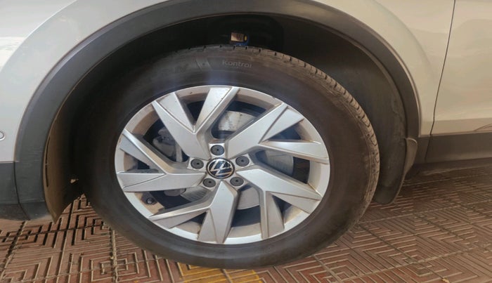 2023 Volkswagen TIGUAN ELEGANCE 2.0 TSI DSG, Petrol, Automatic, 4,222 km, tyre