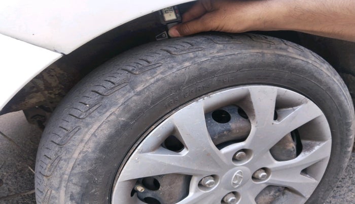 2014 Hyundai Xcent BASE 1.2, CNG, Manual, 3,18,440 km, tyre