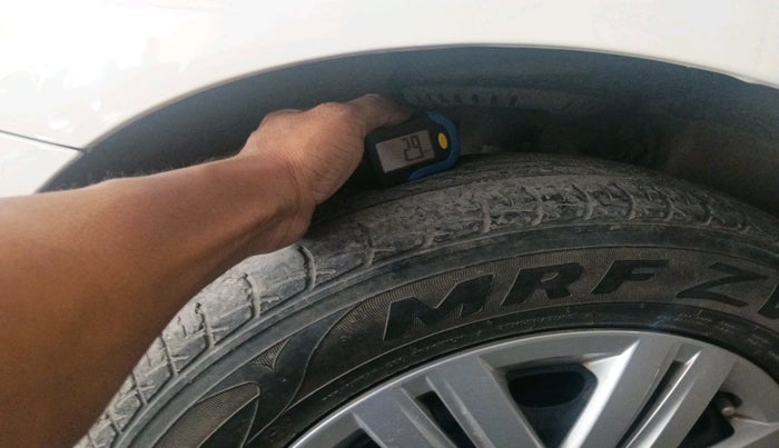 2019 Volkswagen Polo TRENDLINE 1.0L, Petrol, Manual, 45,145 km, tyre