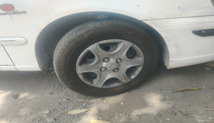 2011 Hyundai Accent GLE, CNG, Manual, 1,59,011 km, tyre