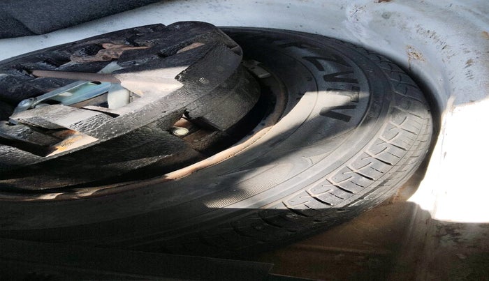 2017 Volkswagen Polo HIGHLINE1.2L, Petrol, Manual, 1,19,094 km, tyre