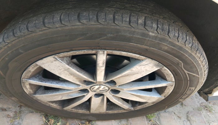 2017 Volkswagen Polo HIGHLINE1.2L, Petrol, Manual, 1,19,094 km, tyre