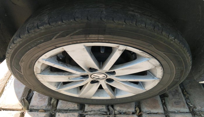 2017 Volkswagen Polo HIGHLINE1.2L, Petrol, Manual, 1,19,094 km, tyre