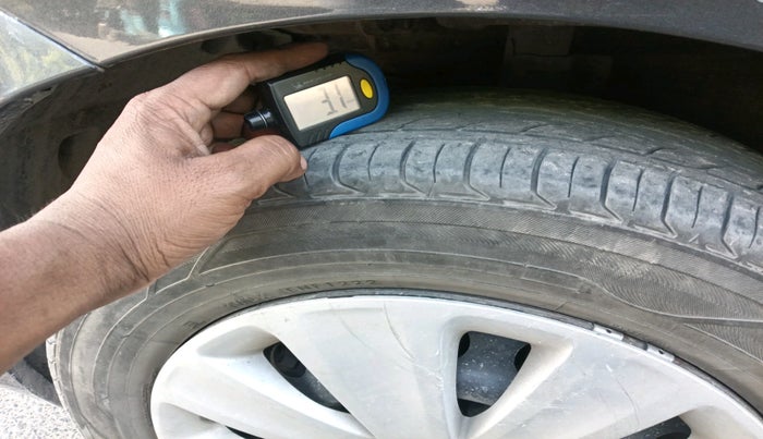 2015 Maruti Ertiga VXI, Petrol, Manual, 99,783 km, tyre