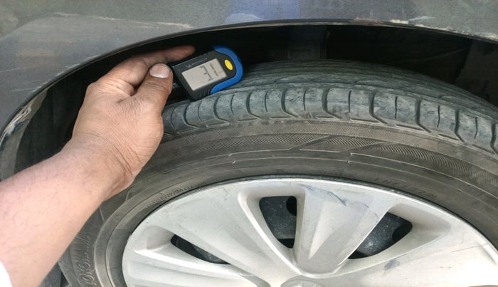 2015 Maruti Ertiga VXI, Petrol, Manual, 99,783 km, tyre