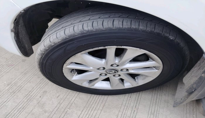 2017 Toyota Innova Crysta 2.4 VX 8 STR, Diesel, Manual, 1,84,240 km, tyre