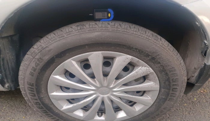 2015 Maruti Swift VXI, Petrol, Manual, 28,888 km, tyre