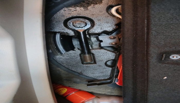 2021 Mahindra XUV300 W8(O) 1.2 PETROL DUAL TONE, Petrol, Manual, 74,998 km, tyre