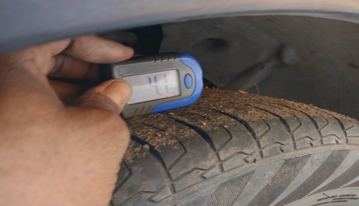 2021 Mahindra XUV300 W8(O) 1.2 PETROL DUAL TONE, Petrol, Manual, 74,998 km, tyre