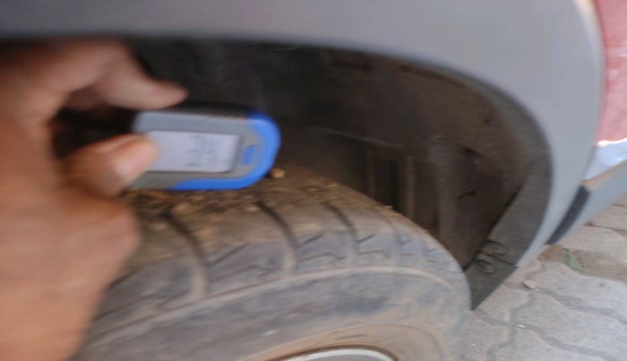 2021 Mahindra XUV300 W8(O) 1.2 PETROL DUAL TONE, Petrol, Manual, 74,998 km, tyre