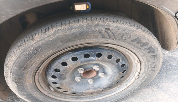 2022 Mahindra XUV300 W6 1.2 PETROL, Petrol, Manual, 58,641 km, tyre