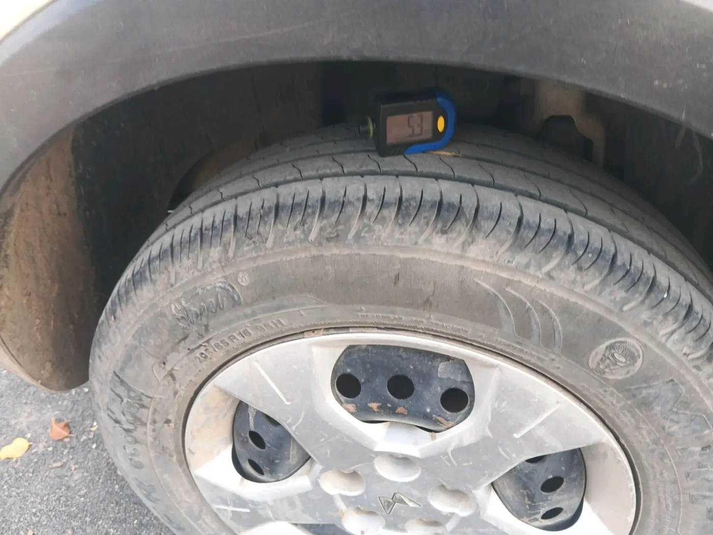2022 Mahindra XUV300 W6 1.2 PETROL, Petrol, Manual, 58,641 km, tyre