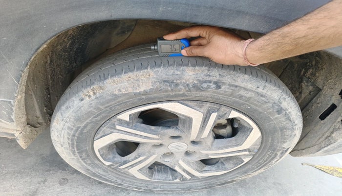 2023 Maruti BREZZA VXI SMART HYBRID, Petrol, Manual, 60,710 km, tyre