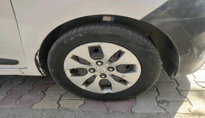 2015 Hyundai Xcent BASE 1.1, Diesel, Manual, 1,76,932 km, tyre