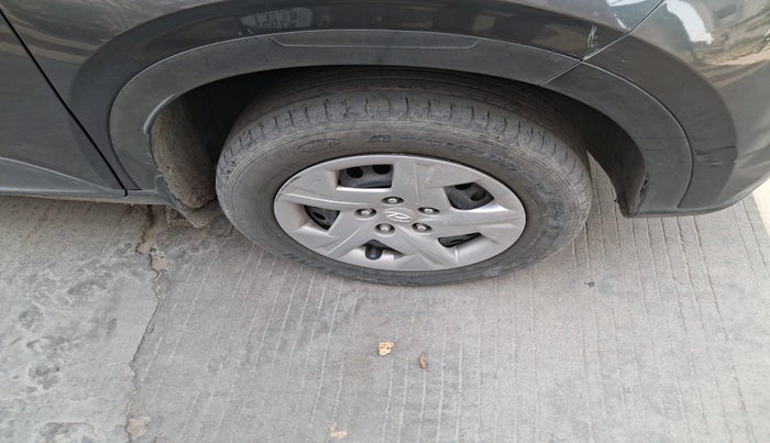 2022 Hyundai VENUE S+ 1.2, Petrol, Manual, 52,984 km, tyre